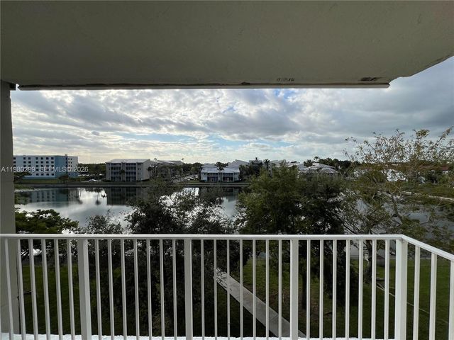 8260 SW 210th St 302, Cutler Bay, FL 33189
