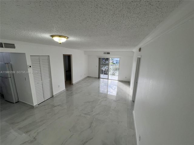 8260 SW 210th St 302, Cutler Bay, FL 33189