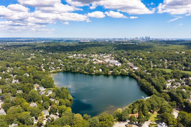 321 Lake Ave, Newton, MA 02461
