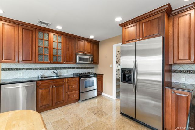 797 Caldwell Avenue, North Woodmere, NY 11581