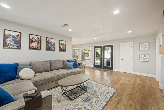 820 Overhill Drive, Hurst, TX 76053