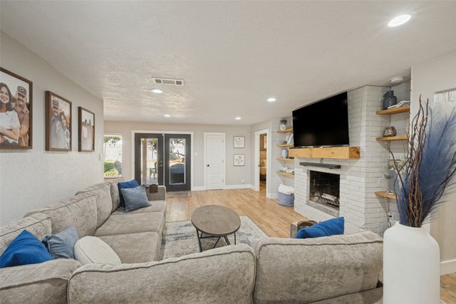 820 Overhill Drive, Hurst, TX 76053