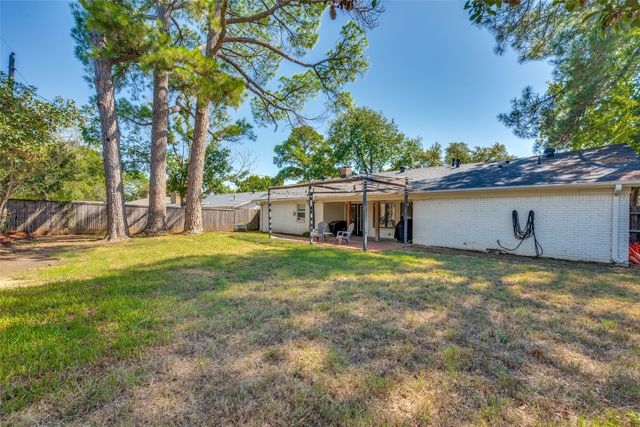 820 Overhill Drive, Hurst, TX 76053