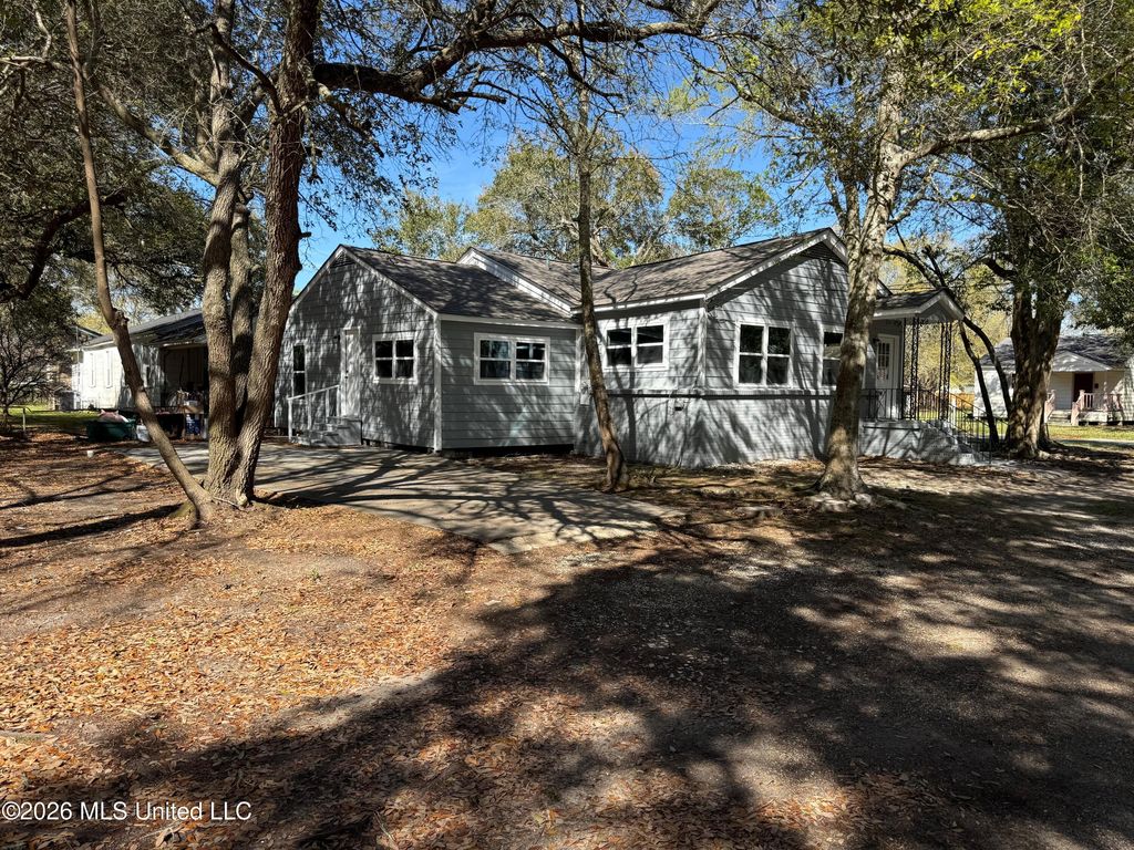 1811 Wilson Avenue, Pascagoula, MS 39567