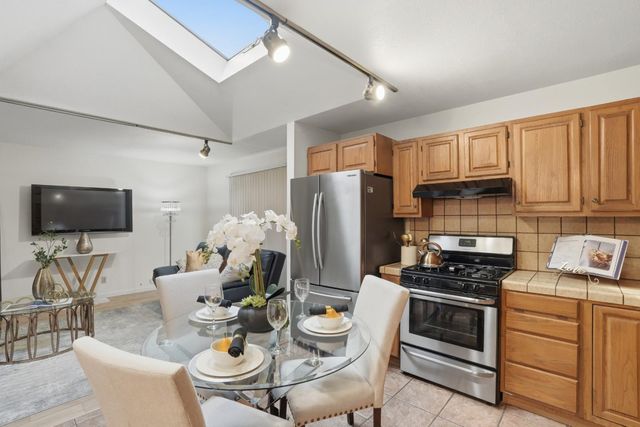 828 Weeks Street, East Palo Alto, CA 94303