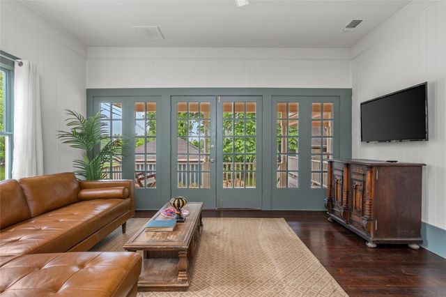 806 E Main Street, Bellville, TX 77418