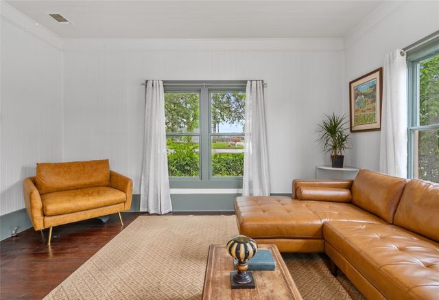 806 E Main Street, Bellville, TX 77418