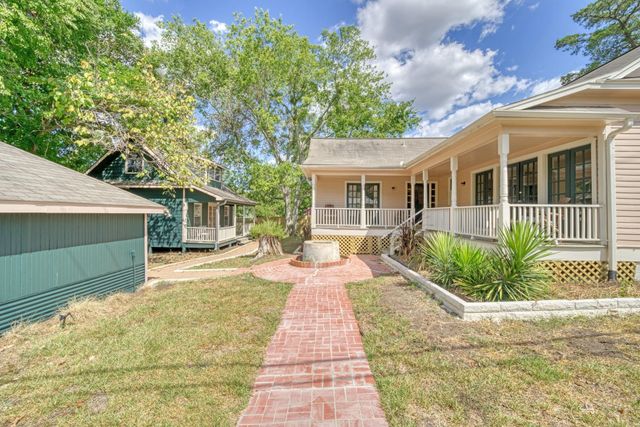 806 E Main Street, Bellville, TX 77418