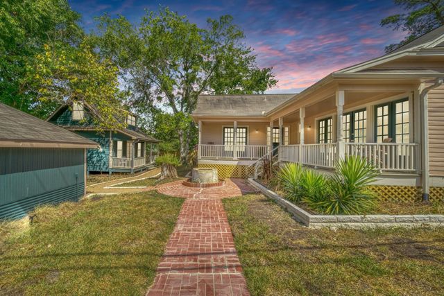 806 E Main Street, Bellville, TX 77418