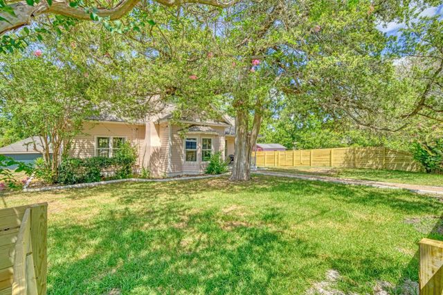 806 E Main Street, Bellville, TX 77418