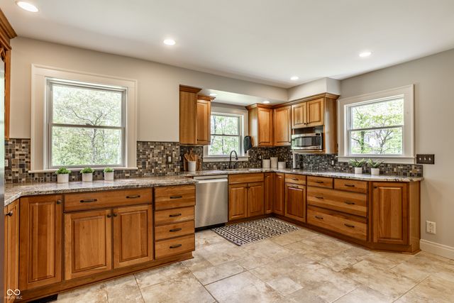 250 Westmont Lane E, Noblesville, IN 46062