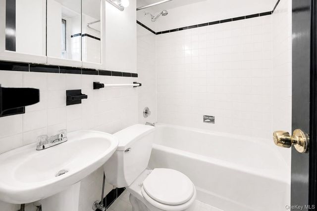 2160 Bronx Park E 1F, Bronx, NY 10462
