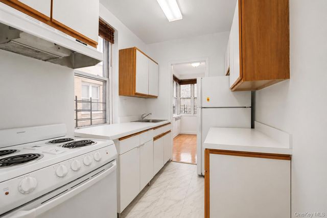 2160 Bronx Park E 1F, Bronx, NY 10462