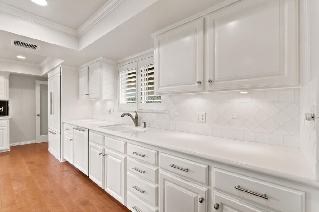 Image 12 of property listing at 2710 W Roberts Avenue, Fresno, CA 93711