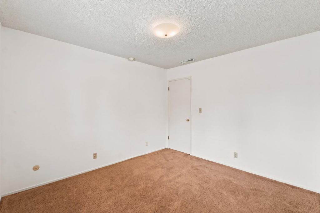 Image 25 of property listing at 2710 W Roberts Avenue, Fresno, CA 93711