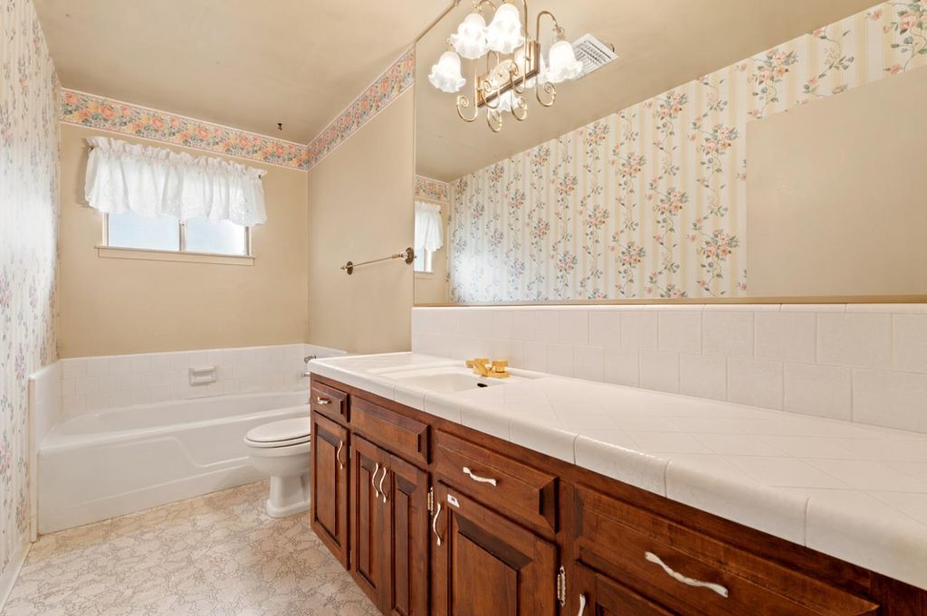 Image 28 of property listing at 2710 W Roberts Avenue, Fresno, CA 93711