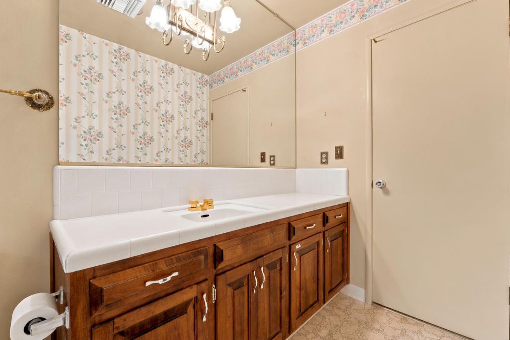 Image 29 of property listing at 2710 W Roberts Avenue, Fresno, CA 93711