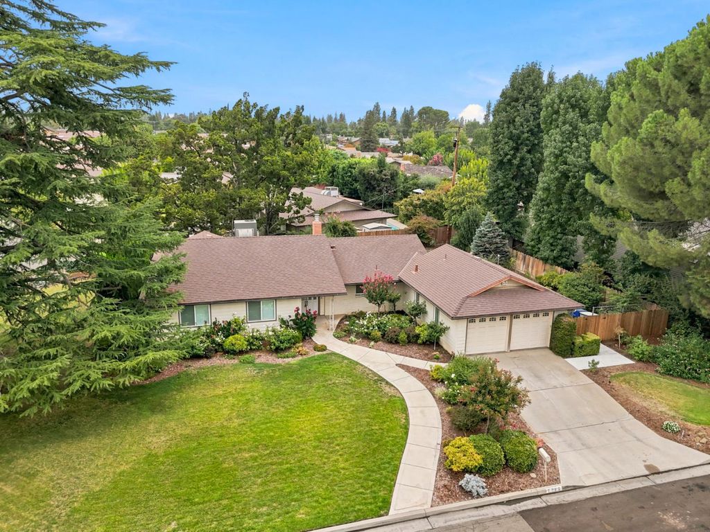 Image 3 of property listing at 2710 W Roberts Avenue, Fresno, CA 93711
