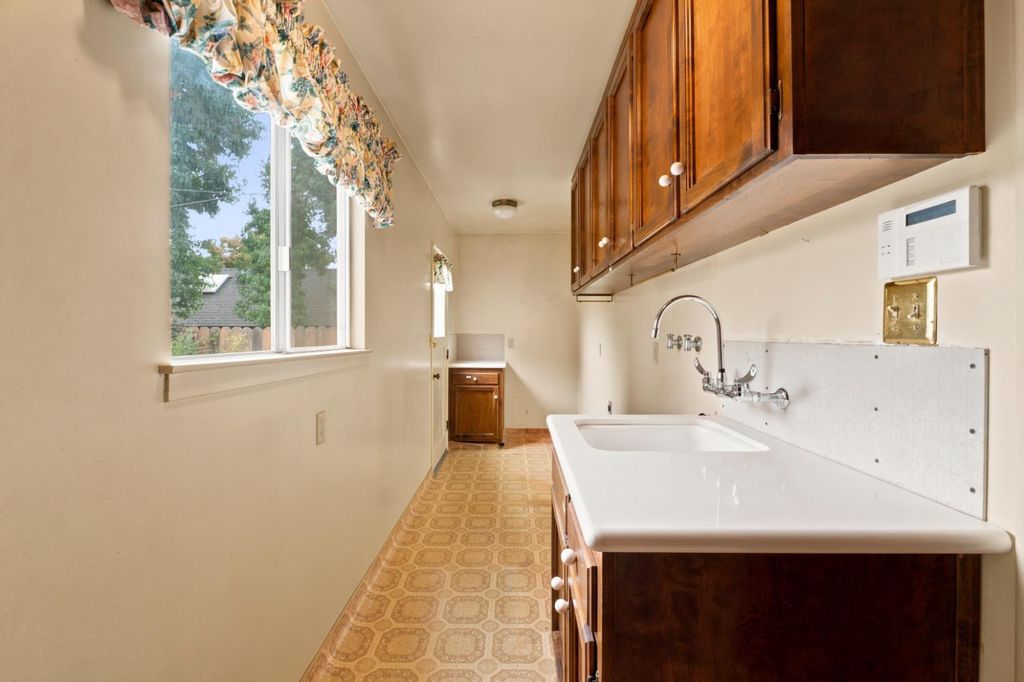 Image 35 of property listing at 2710 W Roberts Avenue, Fresno, CA 93711