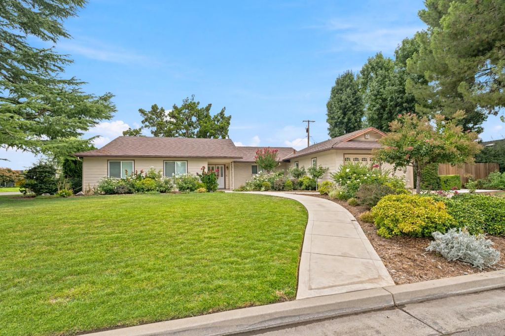 Image 4 of property listing at 2710 W Roberts Avenue, Fresno, CA 93711