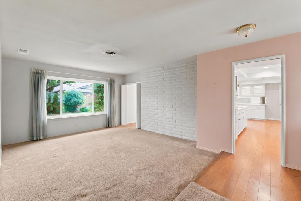 Image 6 of property listing at 2710 W Roberts Avenue, Fresno, CA 93711