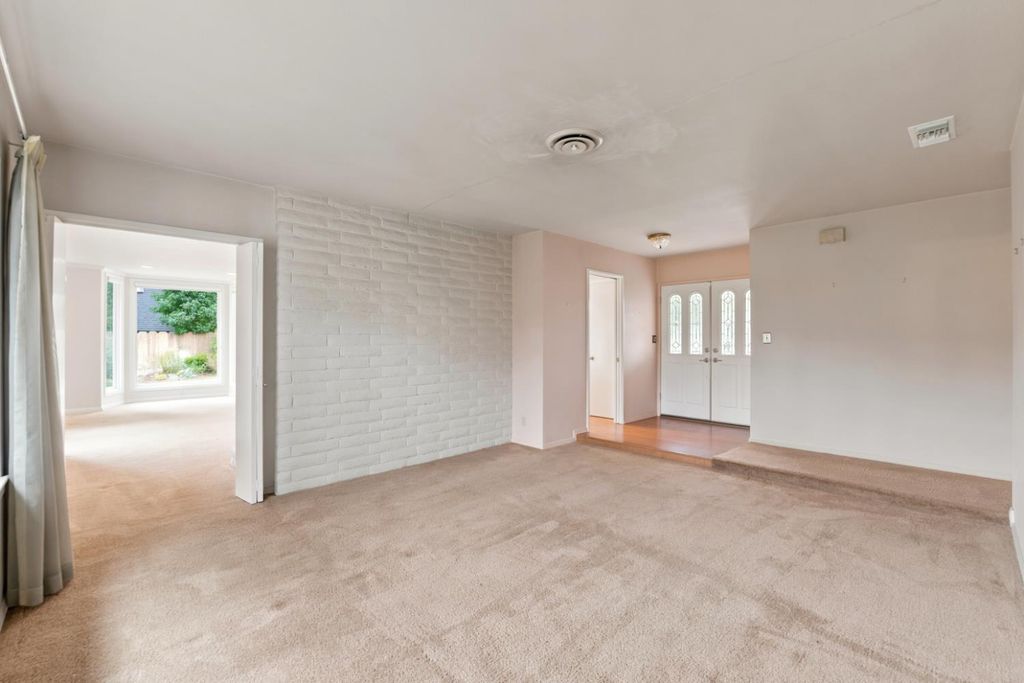 Image 7 of property listing at 2710 W Roberts Avenue, Fresno, CA 93711