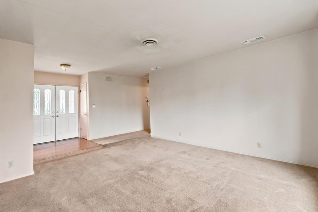 Image 8 of property listing at 2710 W Roberts Avenue, Fresno, CA 93711