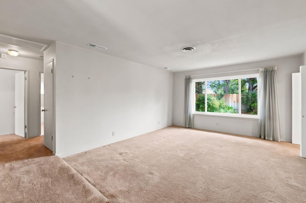 Image 9 of property listing at 2710 W Roberts Avenue, Fresno, CA 93711