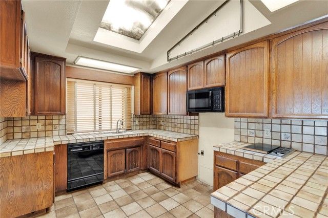 17800 Cresta Blanca Drive, Victorville, CA 92395