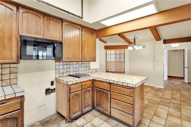 17800 Cresta Blanca Drive, Victorville, CA 92395