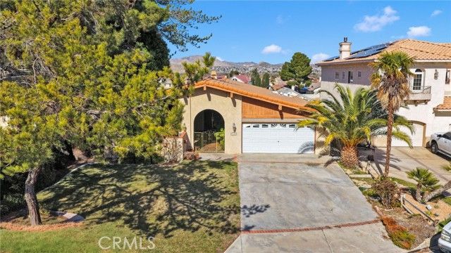 17800 Cresta Blanca Drive, Victorville, CA 92395