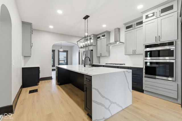 875 Woodruff Place Middle Drive, Indianapolis, IN 46201