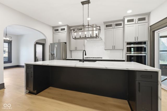 875 Woodruff Place Middle Drive, Indianapolis, IN 46201