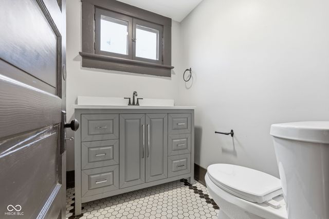 875 Woodruff Place Middle Drive, Indianapolis, IN 46201