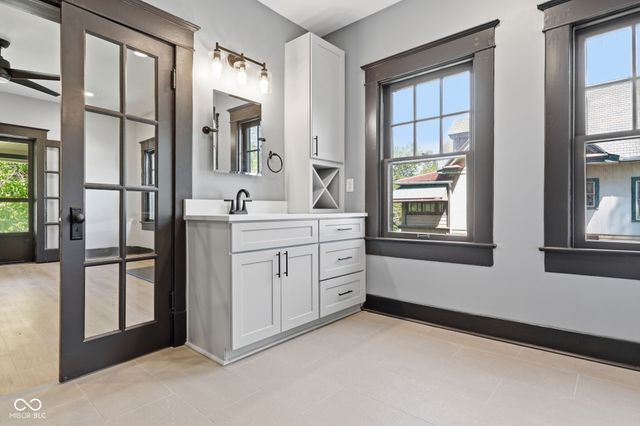 875 Woodruff Place Middle Drive, Indianapolis, IN 46201