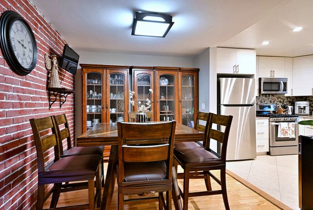 2 N Dee Road 203, Park Ridge, IL 60068