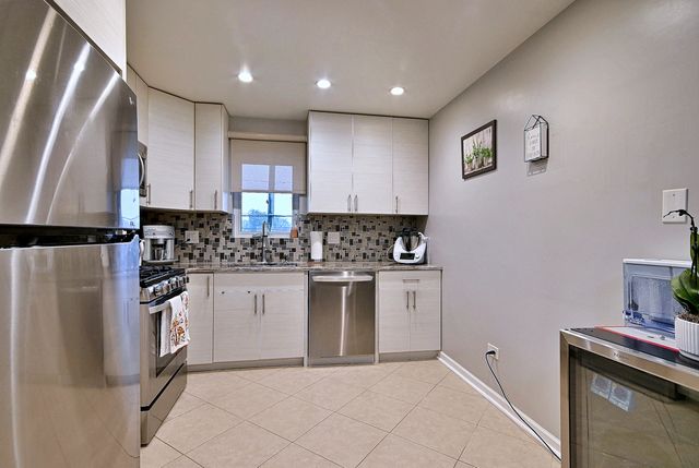 2 N Dee Road 203, Park Ridge, IL 60068
