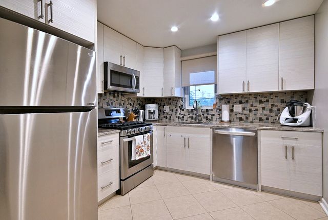 2 N Dee Road 203, Park Ridge, IL 60068