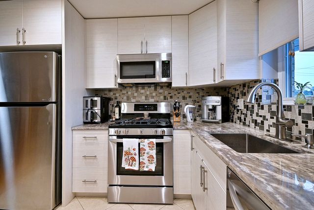 2 N Dee Road 203, Park Ridge, IL 60068