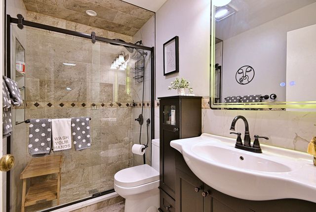 2 N Dee Road 203, Park Ridge, IL 60068
