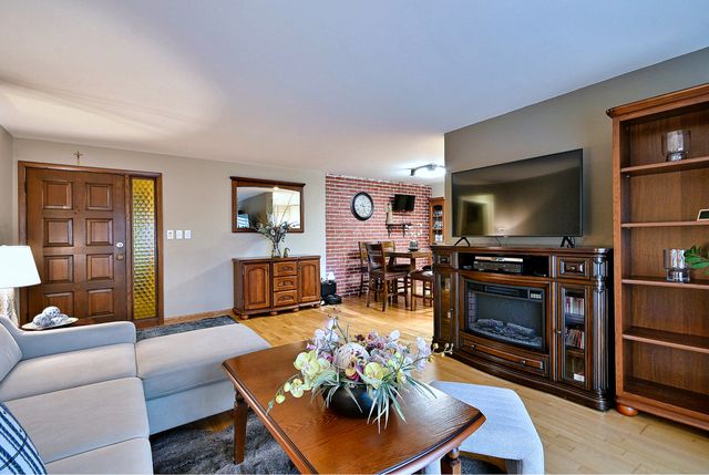 2 N Dee Road 203, Park Ridge, IL 60068