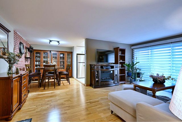 2 N Dee Road 203, Park Ridge, IL 60068