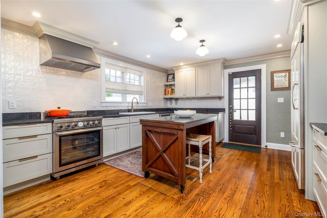7 Yorkshire Road, Rockville Centre, NY 11570