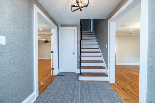 7 Yorkshire Road, Rockville Centre, NY 11570