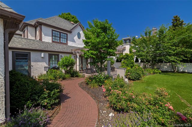 7 Yorkshire Road, Rockville Centre, NY 11570