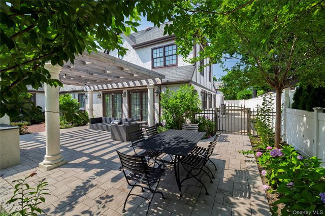 7 Yorkshire Road, Rockville Centre, NY 11570
