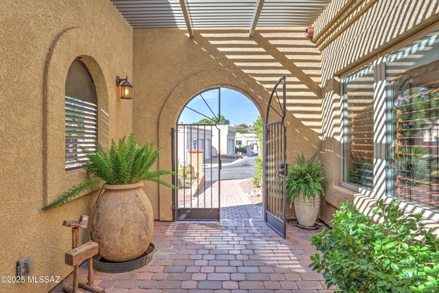 8340 N Lee Trevino Drive, Tucson, AZ 85742