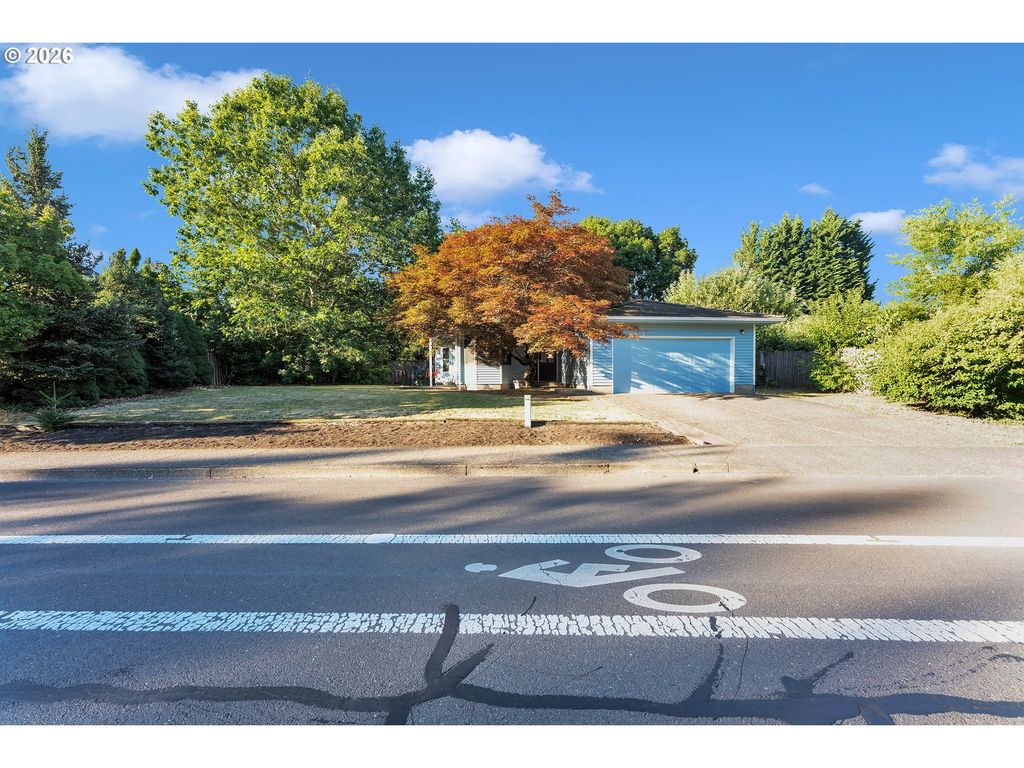 Image 1 of property listing at 600 E MOUNTAINVIEW Dr, Newberg, OR 97132