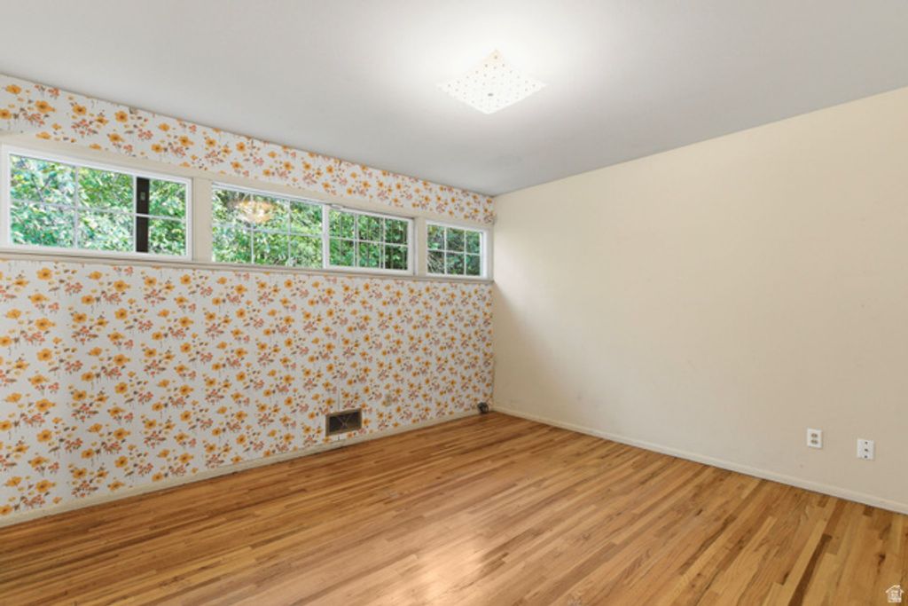 Image 11 of property listing at 3521 S CRESTWOOD DR, Millcreek, UT 84109