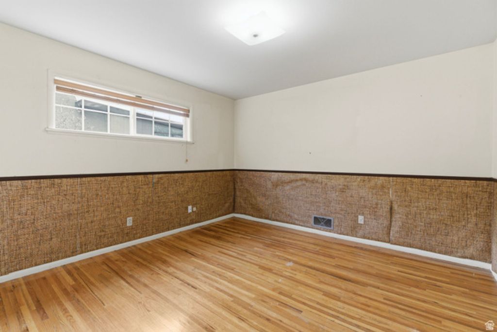 Image 15 of property listing at 3521 S CRESTWOOD DR, Millcreek, UT 84109